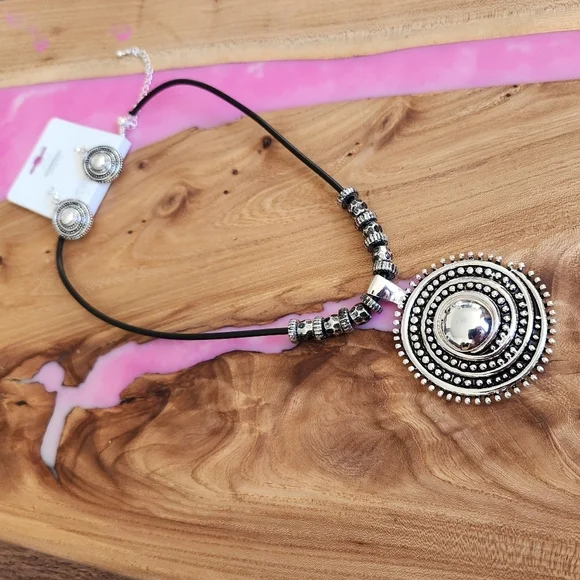 Traditional Beautiful Oxidized Silver Leather  Strap Necklace - Picture 6 of 13